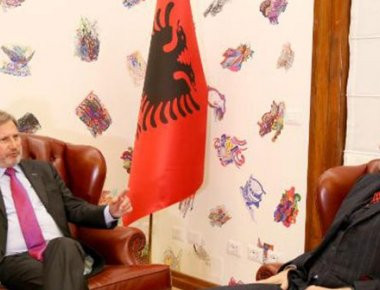 Επίτροπος Διεύρυνσης της ΕΕ: «Απαράδεκτες οι δηλώσεις Ράμα περί Μεγάλης Αλβανίας»